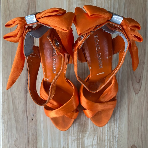 💚Host Pick💚 Michael Shannon satin 4” heels with bow at back - Picture 5 of 7